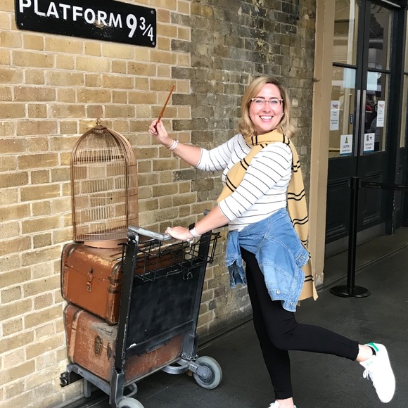 Meet your Posher, Erin 😻🛍 - Picture 1 of 7